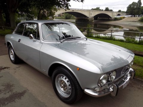 Alfa Romeo GT 1300 Junior 1