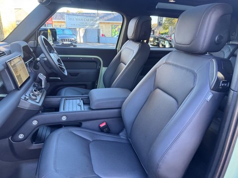 Land Rover Defender 75TH LIMITED EDITION 32