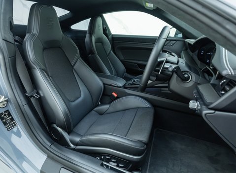 Porsche 911 GT3 Touring (992) 12