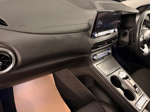 Hyundai KONA 39kWh Premium Auto 5dr (10.5kW Charger) 28