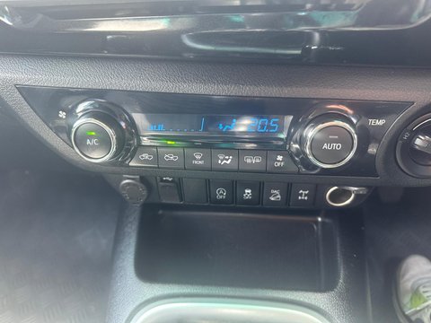 Toyota Hilux INVINCIBLE 4WD D-4D DCB 17