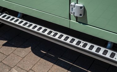 Land Rover Defender 110 Heritage Station Wagon 29