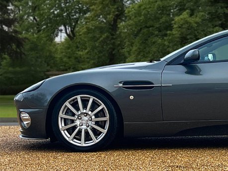 Aston Martin Vanquish V12 S 9