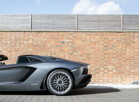 Lamborghini Aventador S LP740-4 Roadster 30