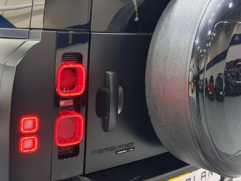 Land Rover Defender 2.0 SD4 S SUV 5dr Diesel Auto 4WD Euro 6 (s/s) (240 ps) 44