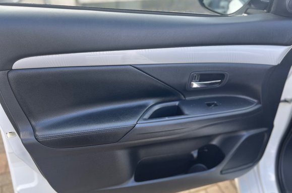 Mitsubishi Outlander PHEV 2.0h 12kWh GX4h CVT 4WD AUTO 28