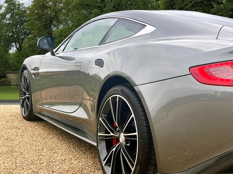 Aston Martin Vanquish V12 21