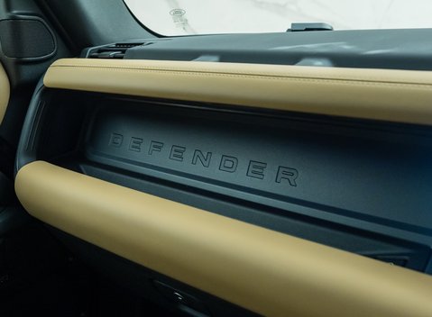 Land Rover Defender 110 D250 X-DYNAMIC HSE 24