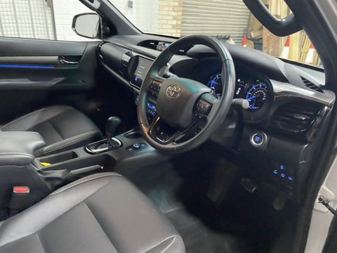 Toyota Hilux INVINCIBLE X 4WD 14