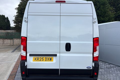 Peugeot Boxer 35 L3H2 Professional 140 ps Panel Van 12