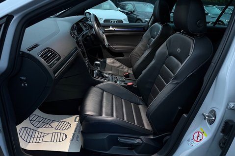 Volkswagen Golf R TSI 4MOTION DSG -LEATHER -CAMERA-PRETORIAS -PAN ROOF -WHITE/SILVER -GHOST 24