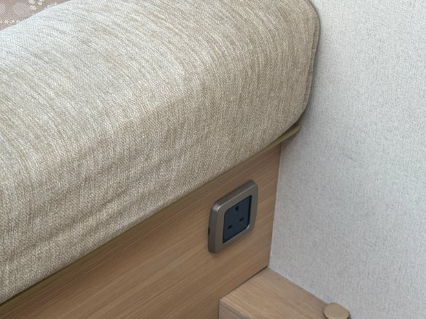 Bessacarr E 5 Berth | 4 Belts | Dinette | Rear Kitchen| Side Bathroom | Vanlux 25