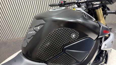 Suzuki GSR750 2013 ONLY 9K STUNNING EXAMPLE LONG MOT NAKED 750CC 7