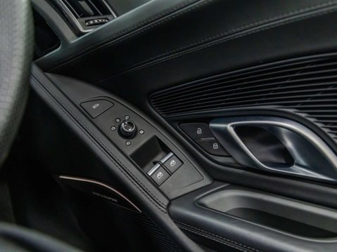Audi R8 5.2 FSI V10 Spyder 2dr Petrol S Tronic quattro Euro 6 (s/s) (570 ps) 54