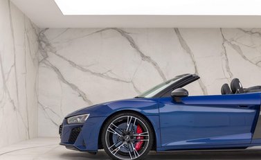 Audi R8 V10 Performance Carbon Black Spyder 30