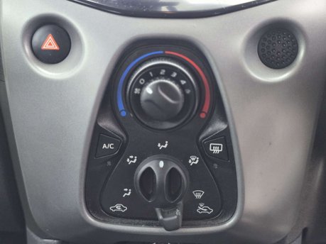 Toyota Aygo 1.0 VVT-i x-play Hatchback 5dr Petrol x-shift Euro 6 (Safety Sense) (71 ps) 22