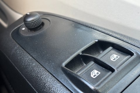 Peugeot Boxer 333 L1 H1 120 ps BlueHdi Professional - Sat Nav & Air Con 33