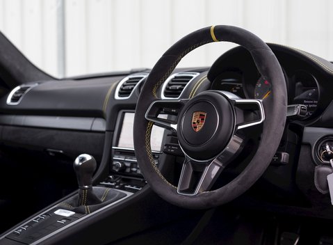 Porsche Cayman GT4 (718) 11
