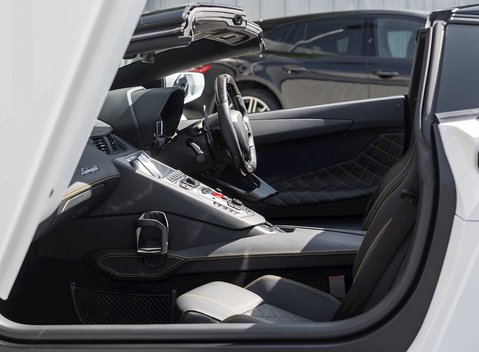 Lamborghini Aventador LP700-4 Roadster 18