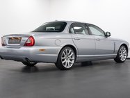 Jaguar XJ 3.0 V6 Sovereign Saloon 4dr Petrol Automatic (249 g/km, 240 bhp) 17