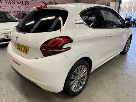 Peugeot 208 ALLURE 5