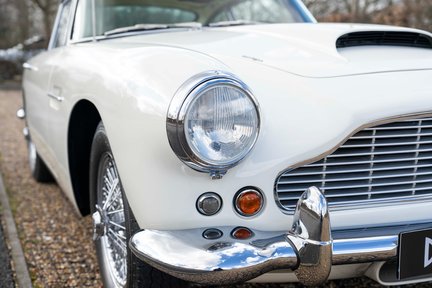 Aston Martin DB4 Series III 10