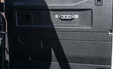 Land Rover Defender 90 Bowler Edition 19