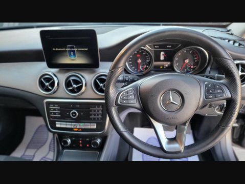 Mercedes-Benz GLA GLA 180 URBAN EDITION 34