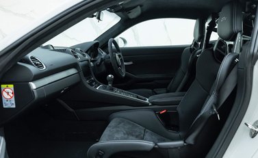 Porsche Cayman GT4 (718) 12