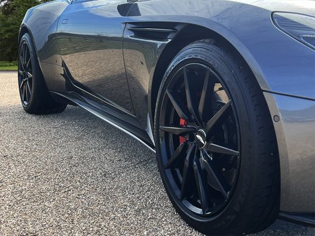 Aston Martin DB11 4.0L V8 Coupe 15