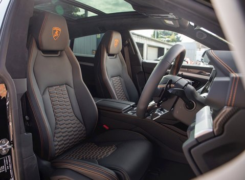 Lamborghini Urus 12