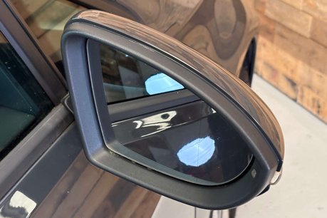 Volkswagen Golf 35.8kWh e-Golf Hatchback 5dr Electric Auto (136 ps) 61