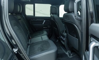 Land Rover Defender 110 V8 Bond Edition 18