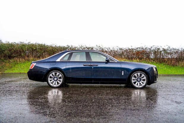 Rolls-Royce Ghost V12. STARLIGHT. H, C & M SEATS. REAR ENTERTAINMENT. HUD. A/CRUISE CONTROL 1