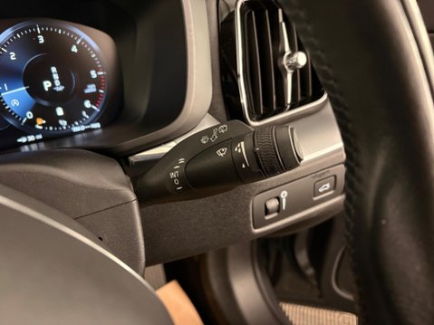 Volvo XC60 2.0 B4 MHEV Momentum Pro Auto AWD Euro 6 (s/s) 5dr 21
