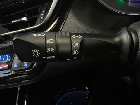 Toyota C-HR 1.8 C-HR Design HEV CVT 5dr 17
