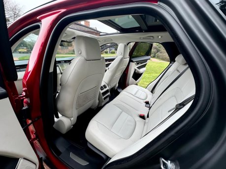 Jaguar F-Pace R-DYNAMIC BLACK 19