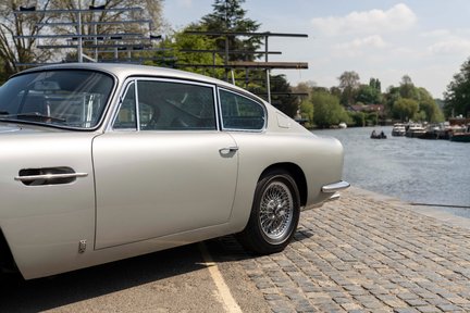 Aston Martin DB6 17