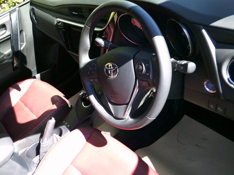 Toyota Auris VVT-I EXCEL TSS ONLY 32,000 MILES FROM NEW 3