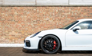Porsche Cayman GT4 21