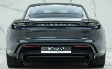 Porsche Taycan TURBO S 8