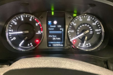 Toyota Hilux 2.8 D-4D Invincible Pickup Double Cab 4dr Diesel Auto 4WD Euro 6 (s/s) (204 8