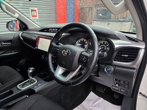 Toyota Hilux INVINCIBLE 4WD D-4D DCB 19