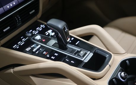 Porsche Cayenne V6 Platinum Edition - PTS Colour and Incredible Specification 30