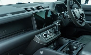 Land Rover Defender 110 V8 Bond Edition 20