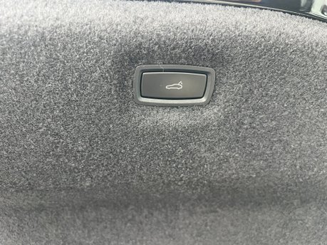 Porsche Taycan 500kW Turbo 93kWh 4dr 26