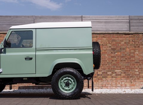 Land Rover Defender 90 Heritage Hard Top 23