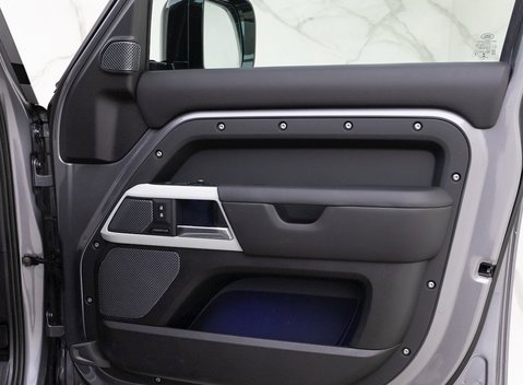 Land Rover Defender 110 HSE P300 22
