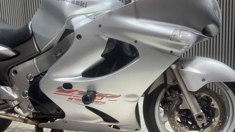 Kawasaki ZZR 2003 ONLY 24K TOURER PROJECT BIKE SPARES OR REPAIR 1200CC 25