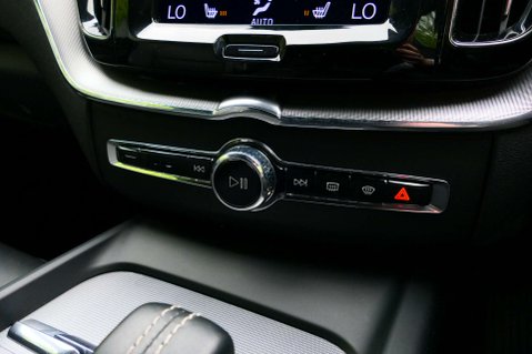 Volvo XC60 2.0 XC60 R-Design B5 MHEV AWD Auto 4WD 5dr 37